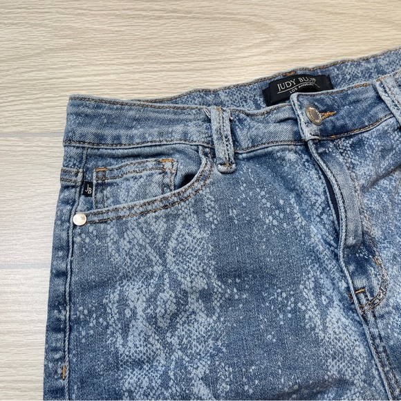 Judy Blue Mid Rise Snake Print Light Wash Blue Denim Jean Shorts Raw Hem Size M - Picture 9 of 13